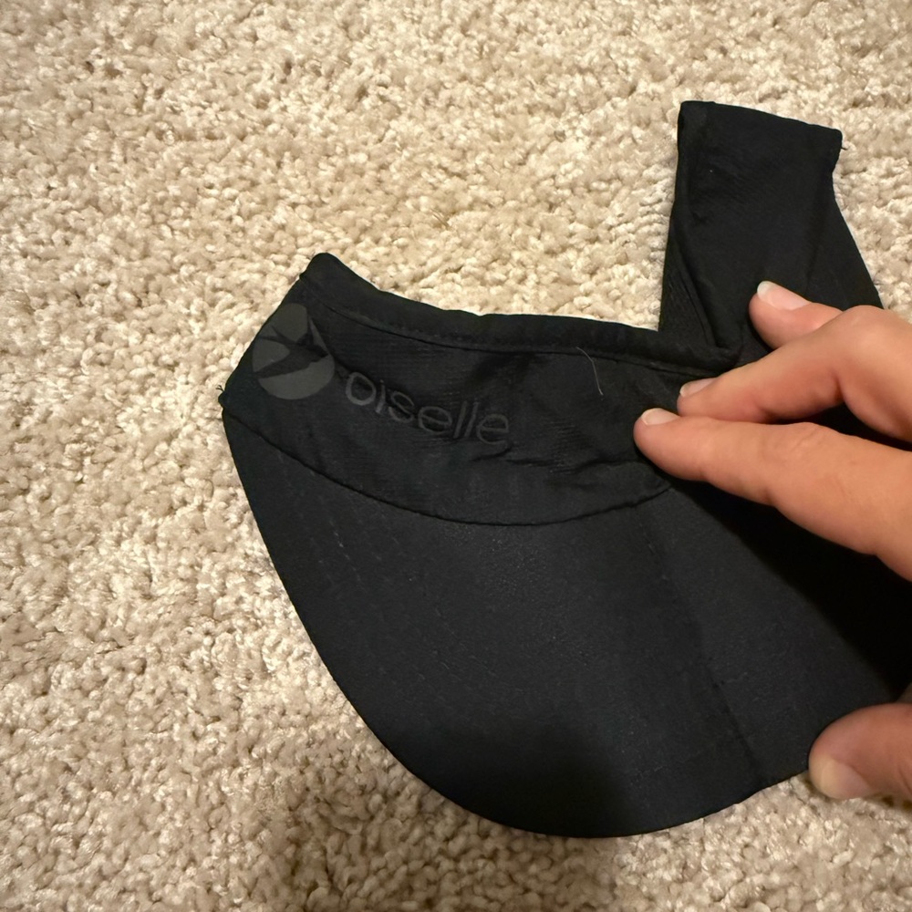 oiselle Black Performance Visor - Picture 5 of 6
